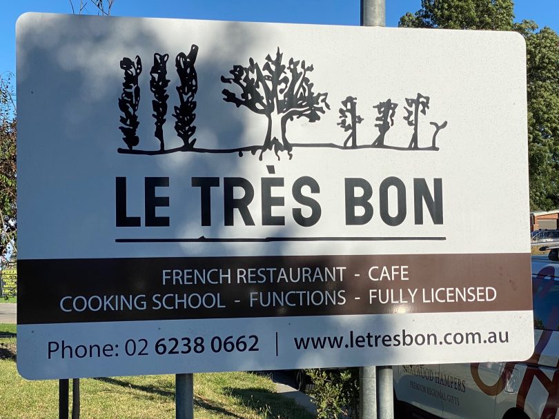 Sign for Le Très Bon restaurant in Bungendore