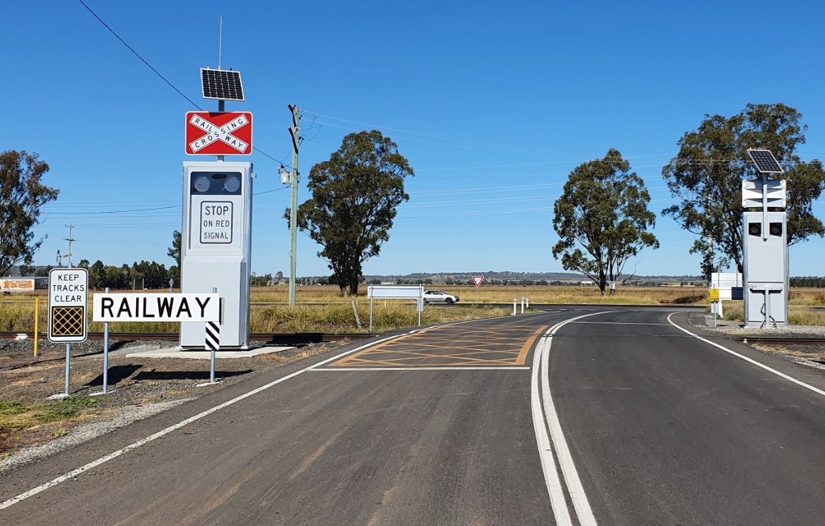 rural level railway crossing with new-technology warning system