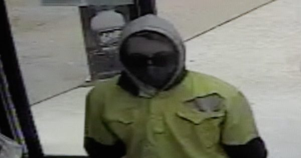 Hammer-wielding robber stole from Wagga servo, police seek to identify man