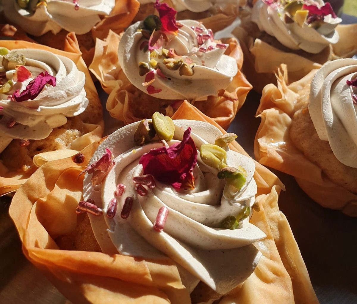 Cupcakes with pistachio and roses