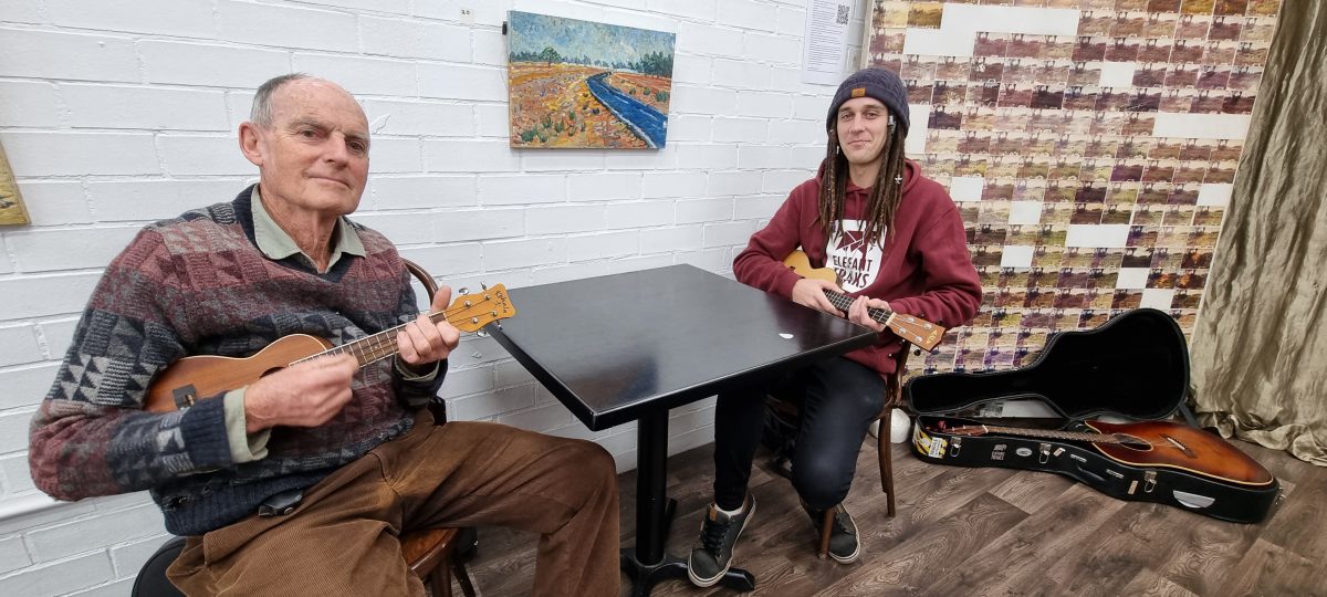 Two musicians on ukuleles