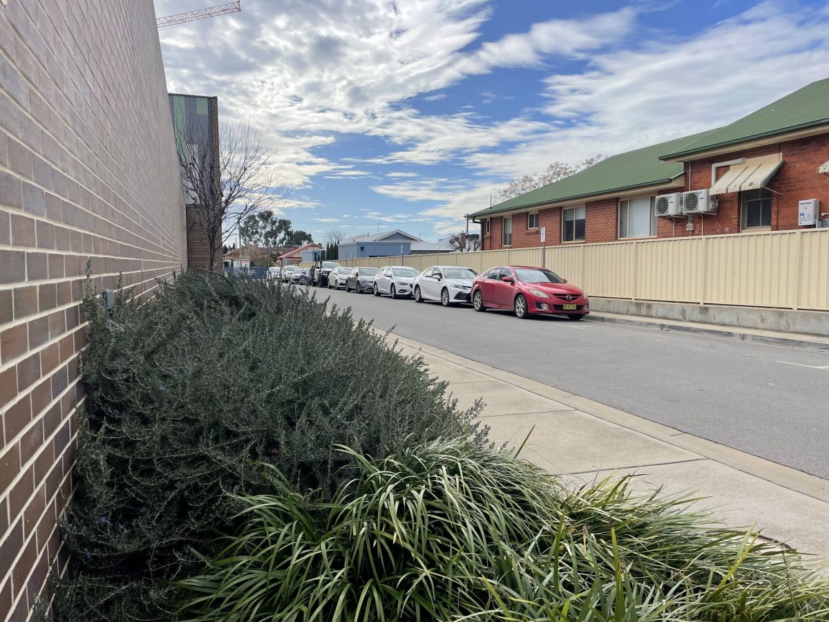 Cars parked on Peck Street in Wagga Wagga