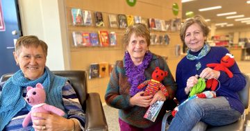 Griffith Natty Knitters make blankets for displaced Syrian children