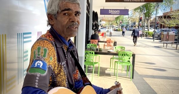 Lawrence 'Lollipop' Barlow is keeping music alive on the Riverina streets
