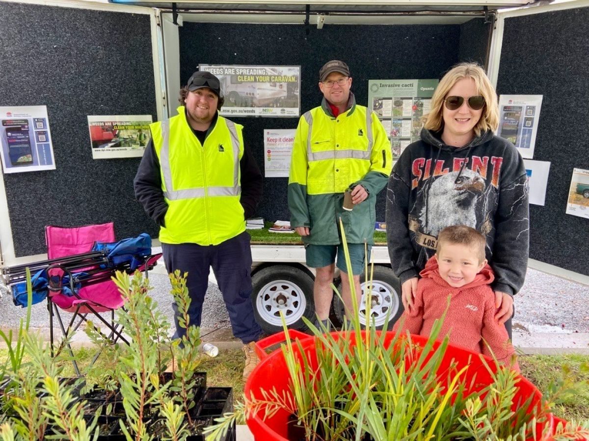 Wagga Wagga City Council vegetation team with Uranquinty residents