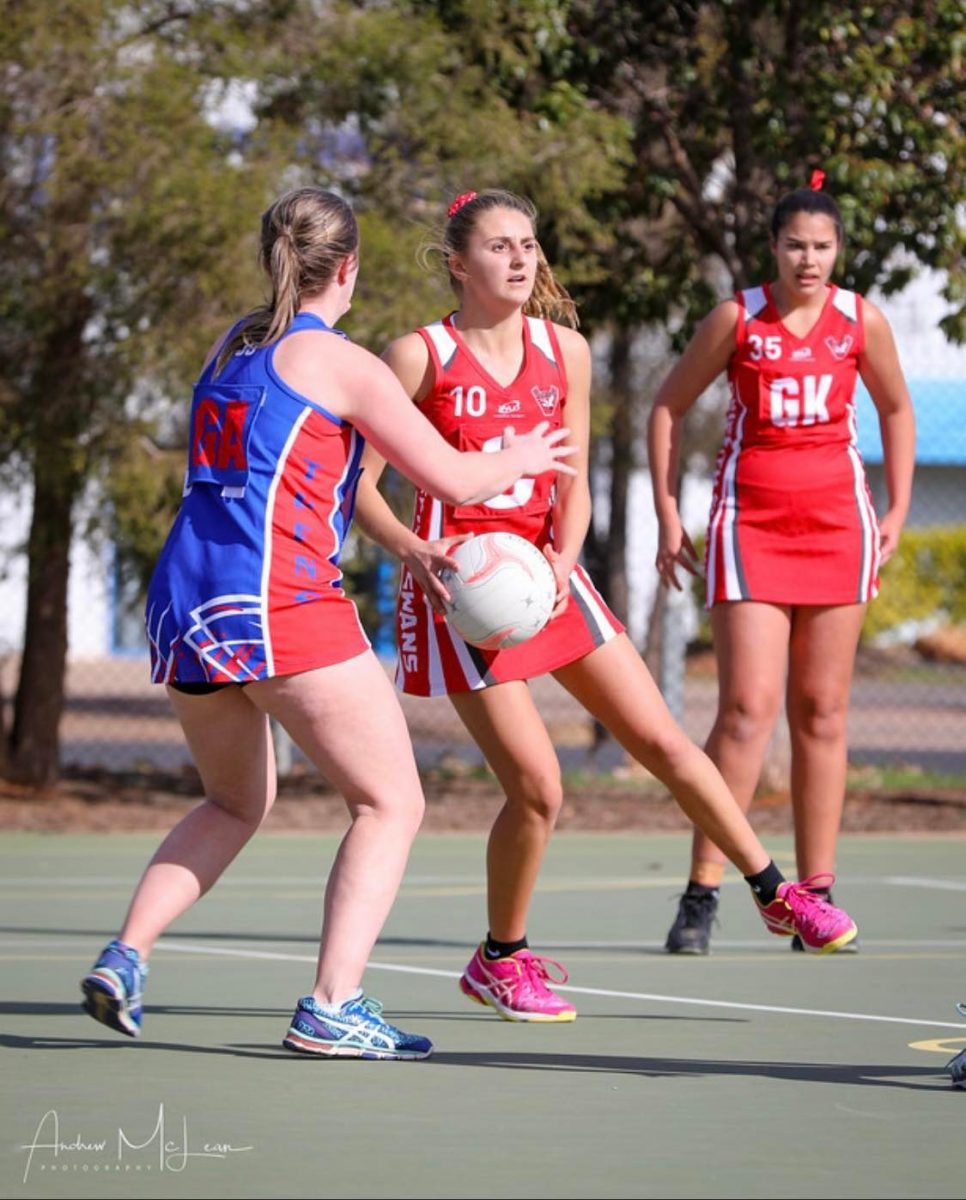 netballers playing