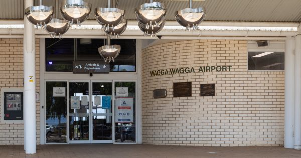 Wagga Council 'hopeful' of securing long-term lease for airport after talks with RAAF