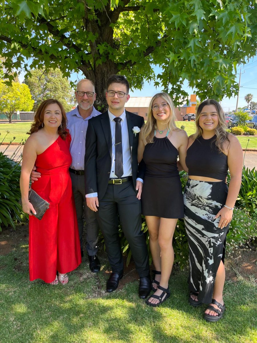 Family poses for graduation photo 