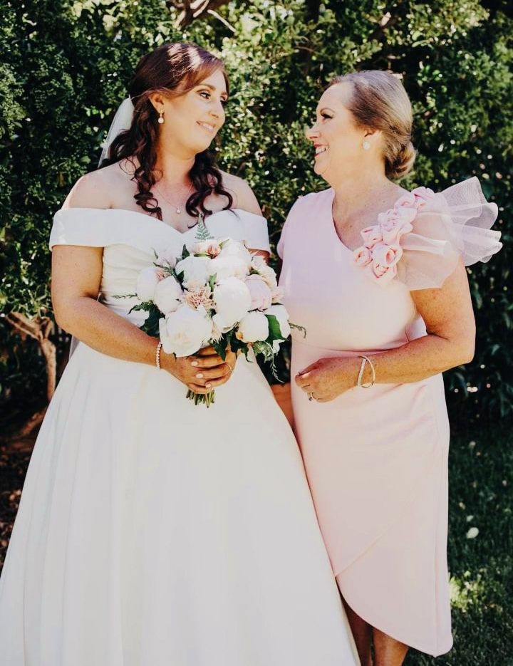 mother and daughter at wedding 