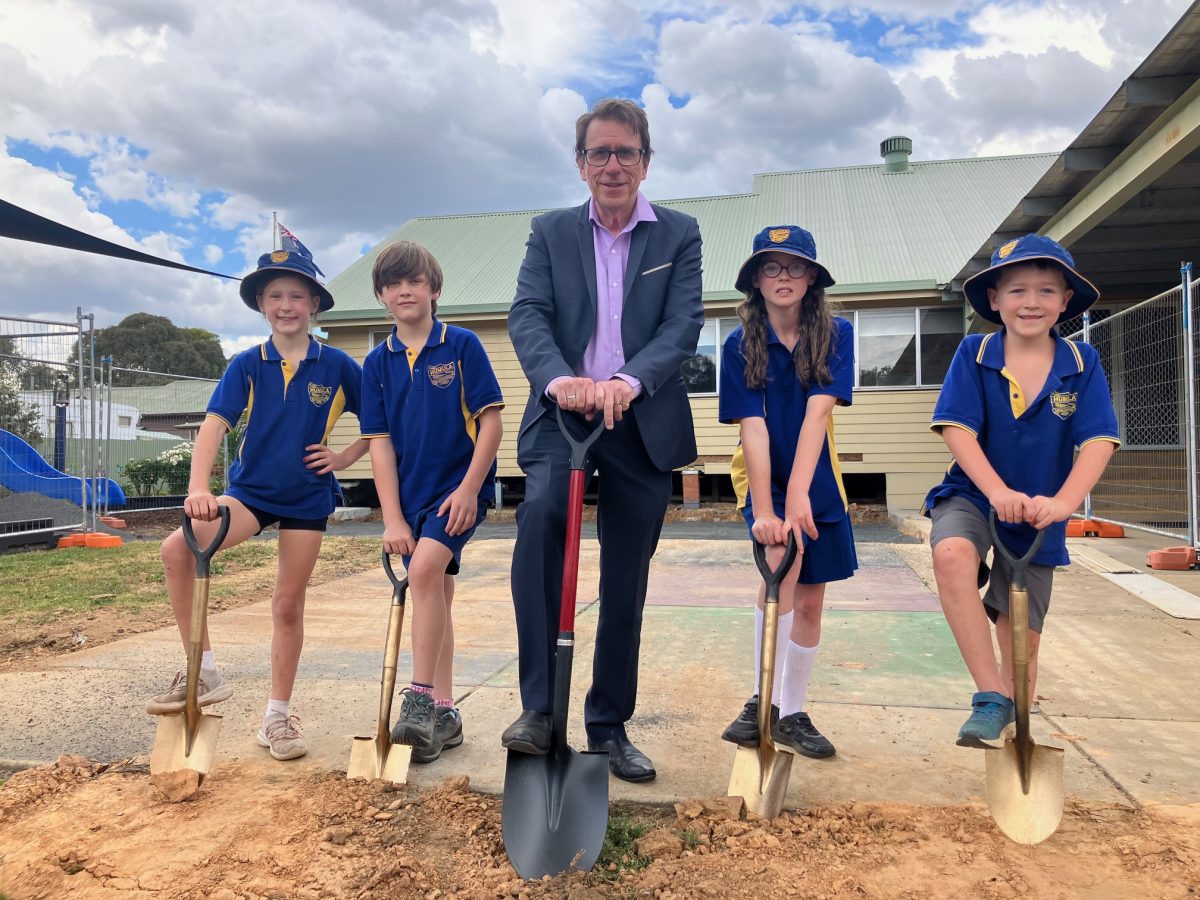 Dr Joe McGirr and students of Humula Public School with shovels