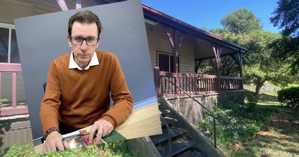 'Very concerned': Dr Joe calls for review of Booranga Writers' Centre funding cut