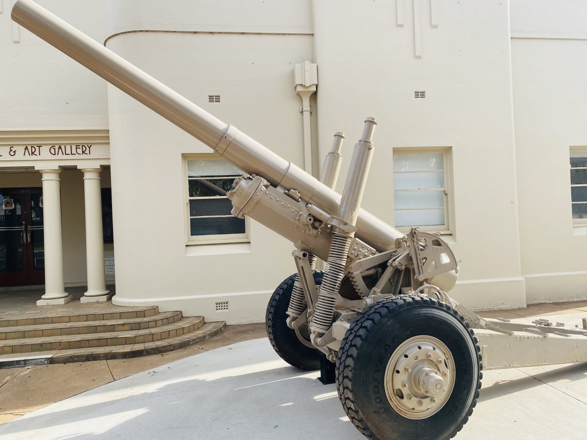 Artillery gun 