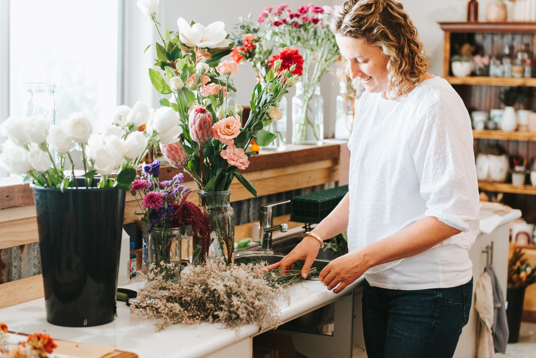 florist in her studio