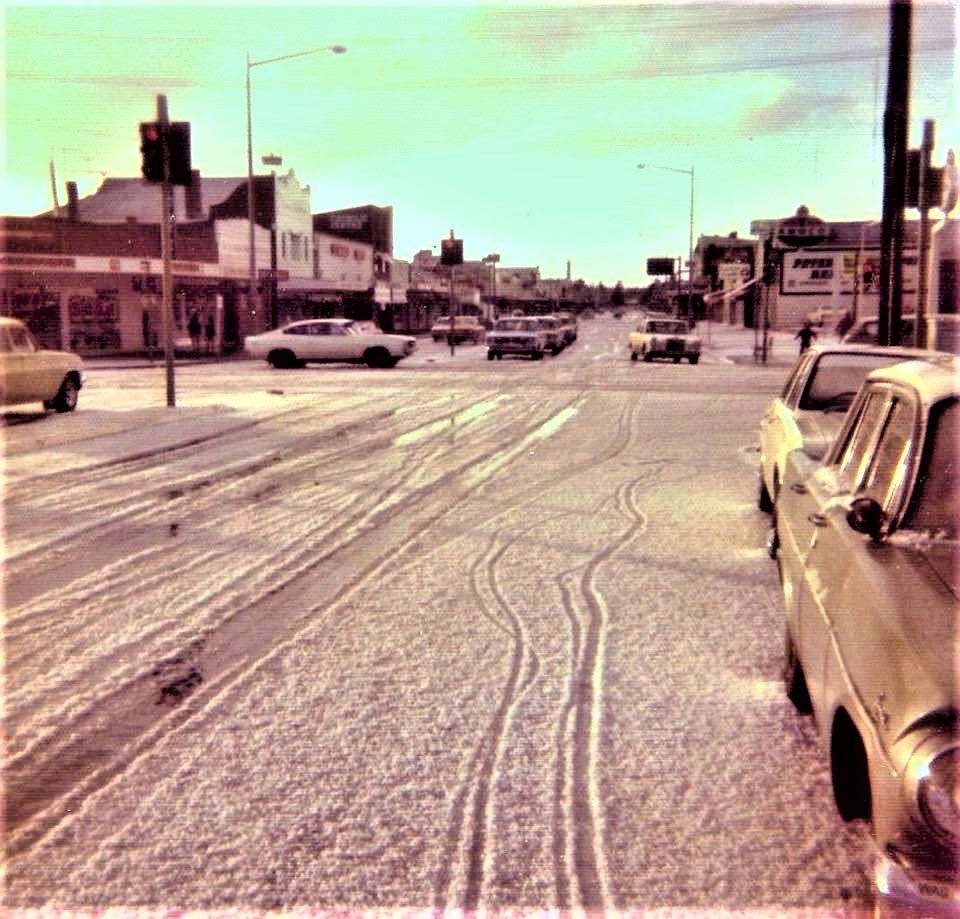 A town under snow in 1975