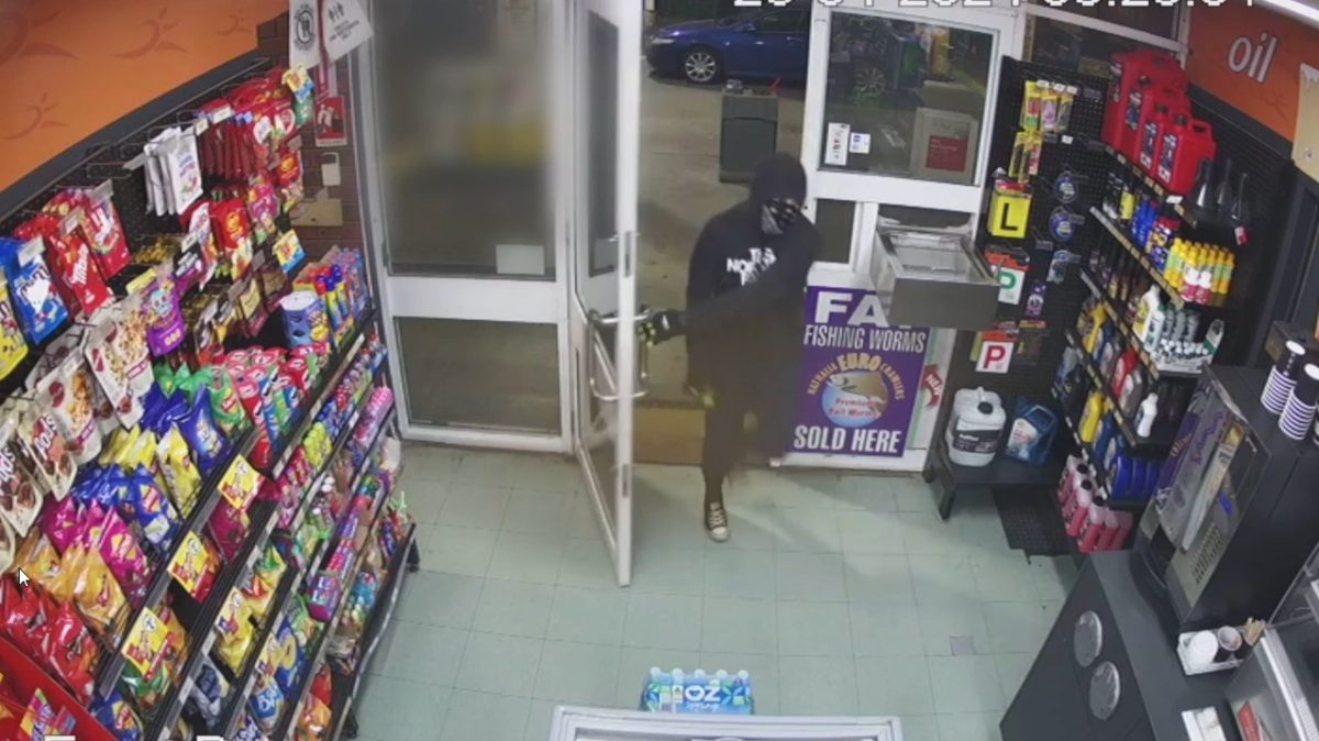 Armed robbery Wagga service station 