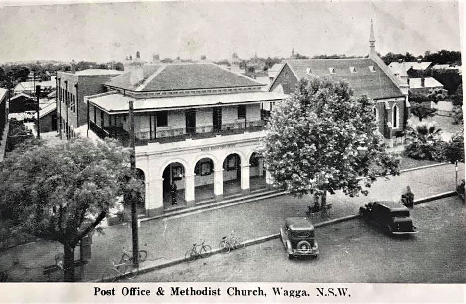 A post card from the 1940s depicting the old Wagga Post Office on top of the hill in Fitzmaurice St.