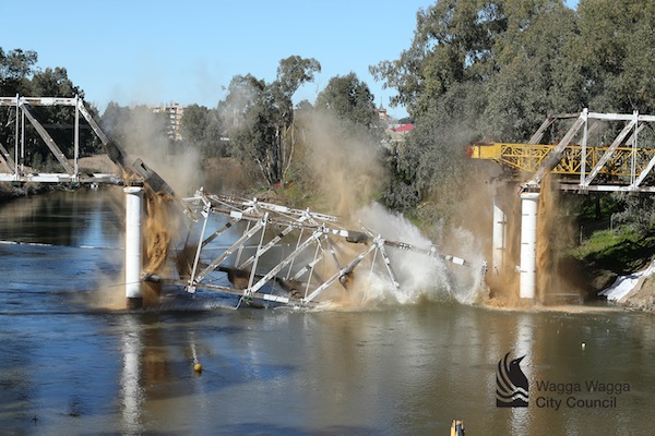 The central span hit the river at 11 am on Wednesday 20 August 2014. 