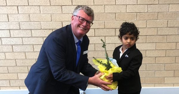 True-blue bonds as Mayor Kelly officiates his first citizenship ceremony in Gundagai