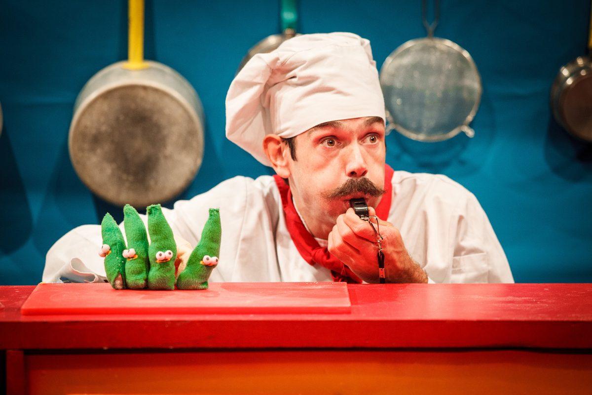 Things are bound to get messy in the kitchen when Signor Baffo, who has no clue how to cook, takes on the role of head chef when his boss doesn't turn up for work.