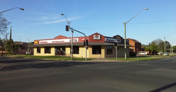 Police hunt for men who allegedly used stolen Xtrail to ram-raid Griffith Motorcycle Centre