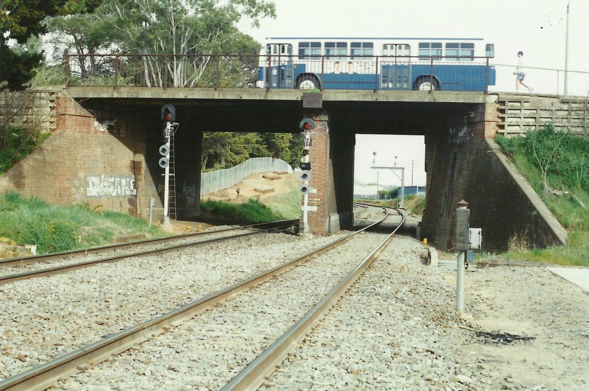 A Fearnes Wagga bus crosses the Best Street Bridge in 1995.