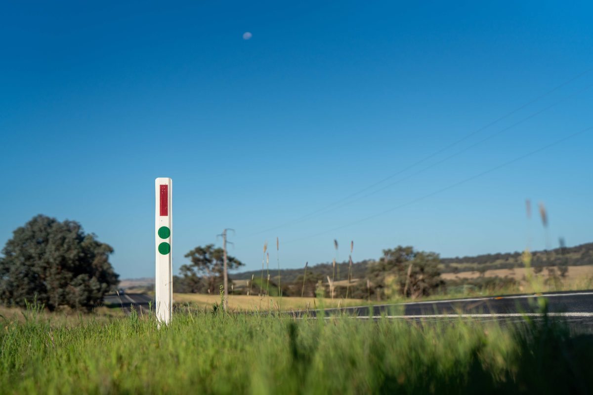 Three green reflectors indicate a rest spot 500 metres ahead while two green reflectors indicate 250 metres.