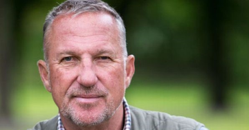 English cricket legend Sir Ian Botham swings by Wagga Wagga Country Club for charity game