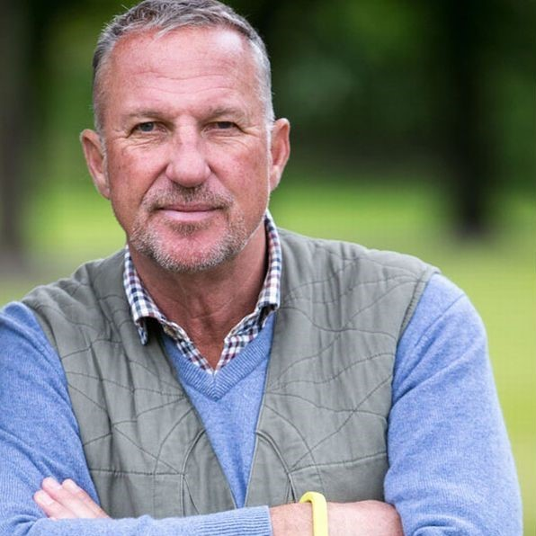 Cricket legend Sir Ian Botham has landed in Wagga Wagga to take part in a charity golf tournament raising money for children with cancer. 