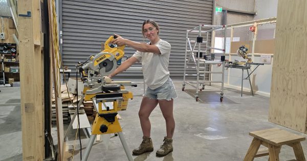 'Only female in her class': Tumut carpenter overcomes imposter syndrome to achieve success