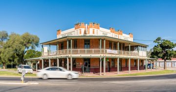 Darlington Point's iconic Punt Hotel to celebrate 100 years as owner recalls pub's history