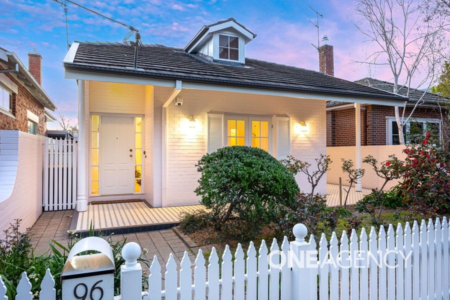 This dwelling features a beautiful street aspect and perfect placement.
