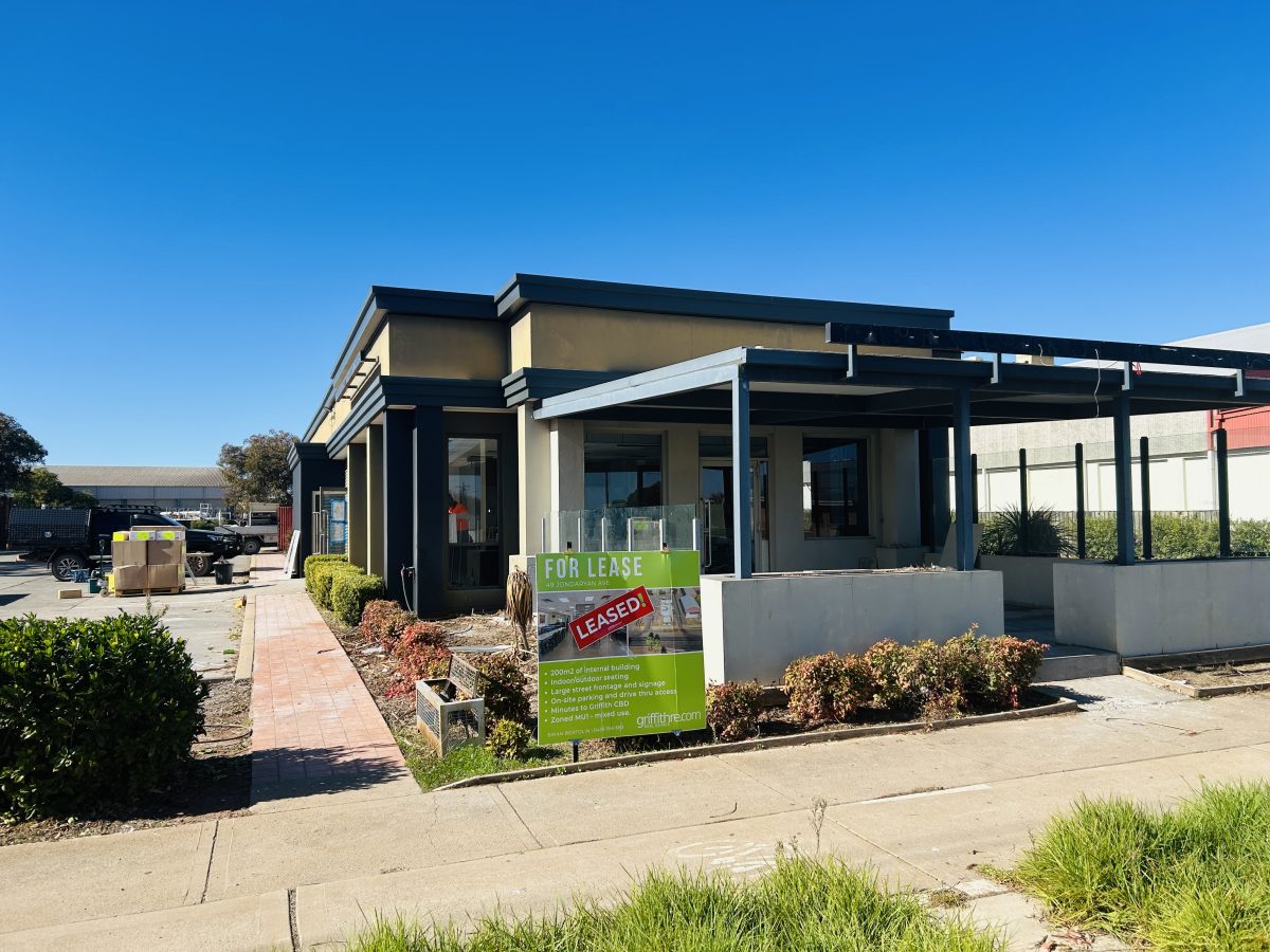 shop site with Leased sign