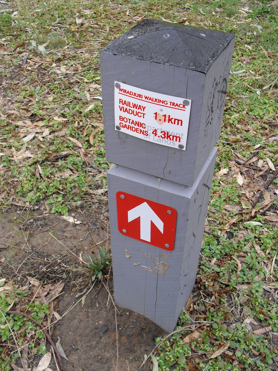walking track arrow