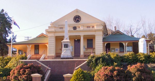 Driver allegedly blows five times legal alcohol limit after crash along the road to Gundagai