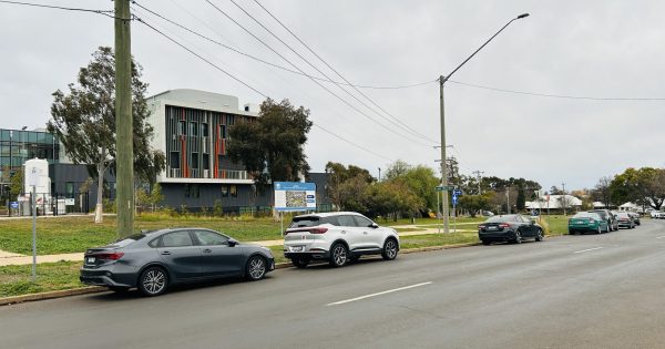 Griffith Council urges drivers to follow road rules while parking in busy streets around new hospital