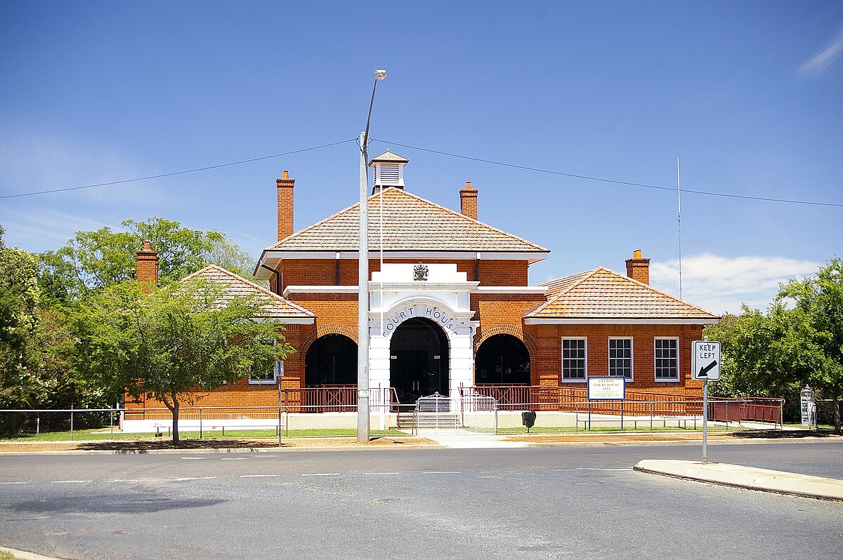 Leeton courthouse
