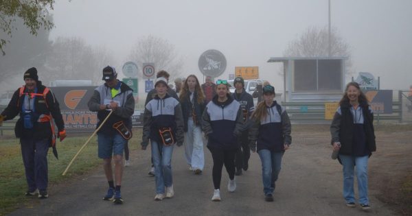 Support from rural communities helps mates carry the load on 235 km walk from Walla to Tallimba