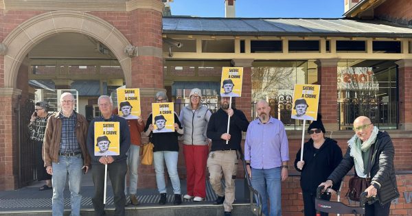 Local supporters protest against Wagga artist's 'Nazi imagery' charge