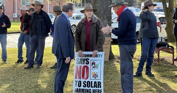 Prime Minister, state MPs visit Wagga for summit but avoid protest on renewable energy - and local media