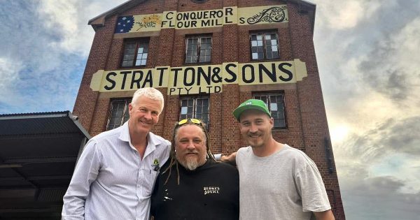 Original 1890s signwriting restored on Cootamundra flour mill to welcome visitors to town