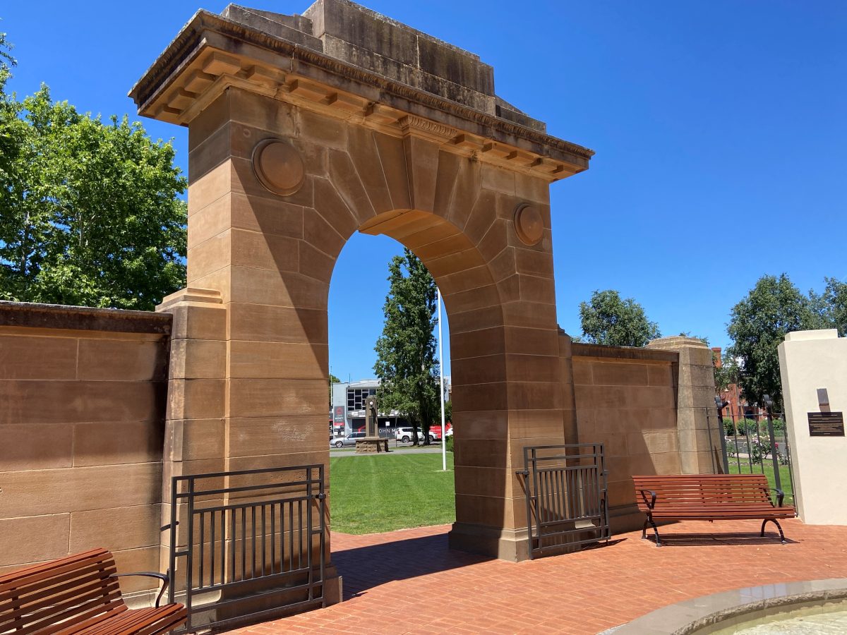 Looking back through Wagga's monumental arch to the cenotaph. 