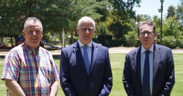 Vigil at Wagga's Victory Memorial Gardens to remember victims of Bondi terrorist attack