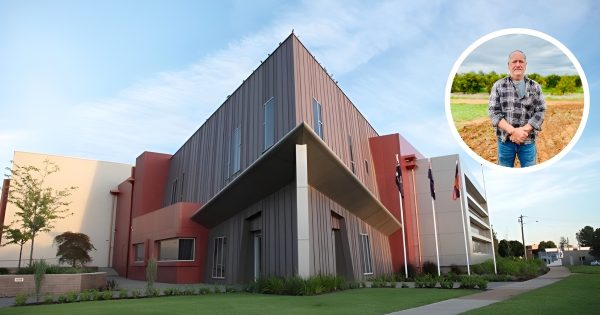 Victory for flannelette shirts as Griffith mayor breaks tied vote on council dress code