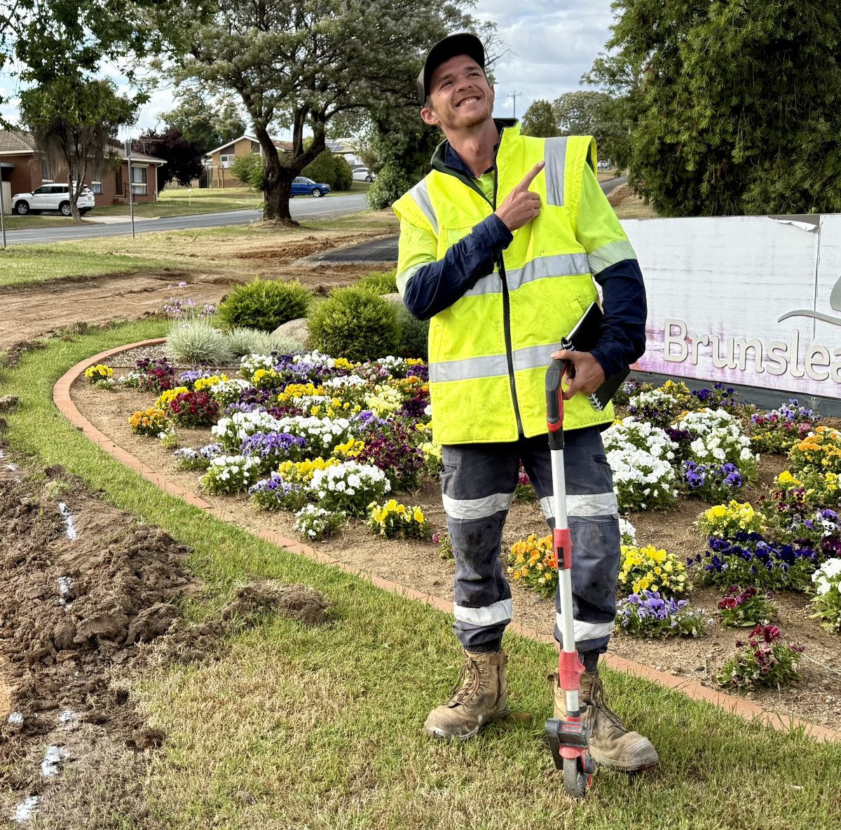 In tradies we trust. Contractors including Mike from Pil Bros Contracting has helped connect Forest Hill to Wagga’s Active Travel Network. 