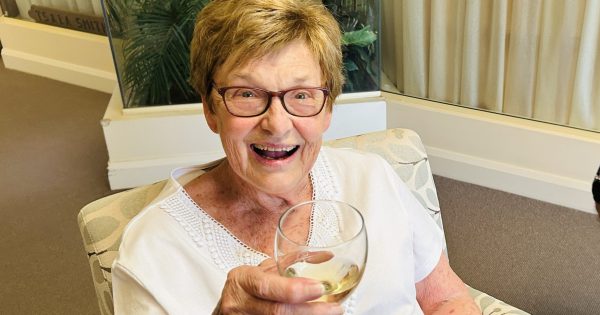 Elderly Griffith residents thrive in 45-degree blackout with wine and conversation