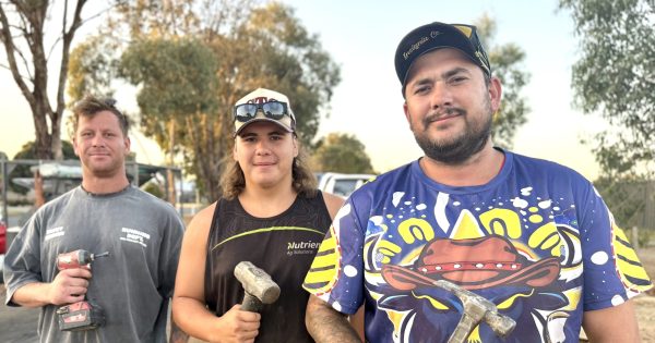 Meet the Wagga tradies who kept working during the week of 40-plus temperatures