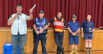 'You have not been forgotten', Upper Murray residents told at community briefing on Walwa bushfire